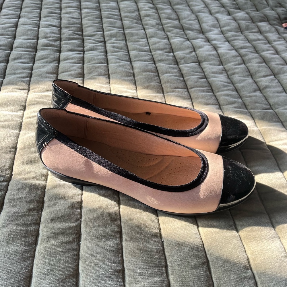 Women’s Clark Flats Size 11 Work/Ballet professional shoes barely worn black tan